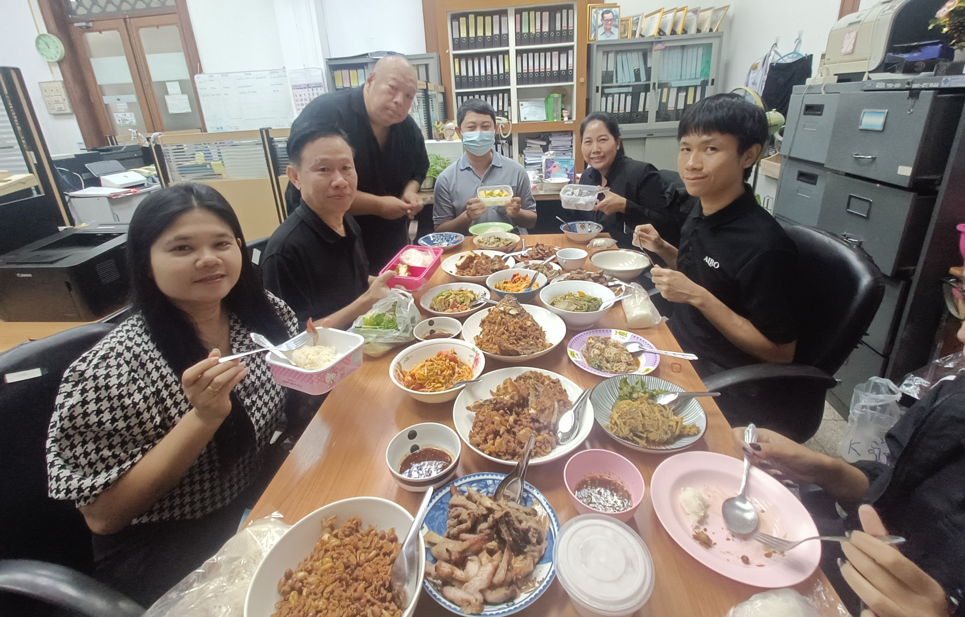 title - กลุ่มพัฒนาระบบบริหาร ส.ป.ก. ร่วมทำกิจกรรมหิ้วปิ่นโตรับประทานอาหารร่วมกัน 